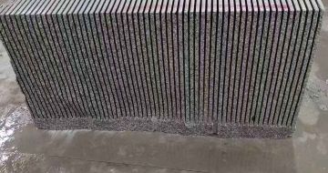 丹东芝麻白毛板荒料切割