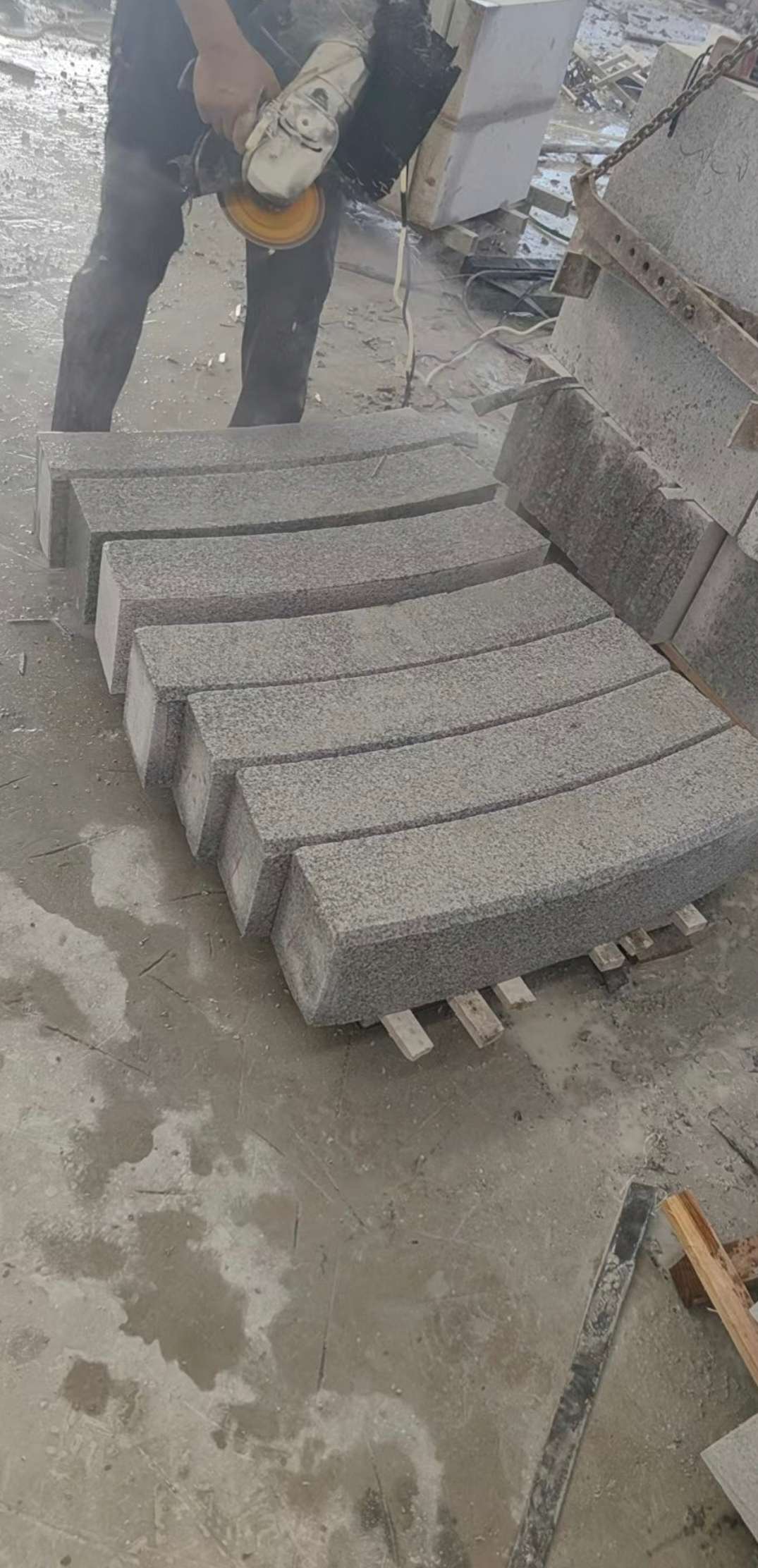 丹东芝麻白弧形路牙石