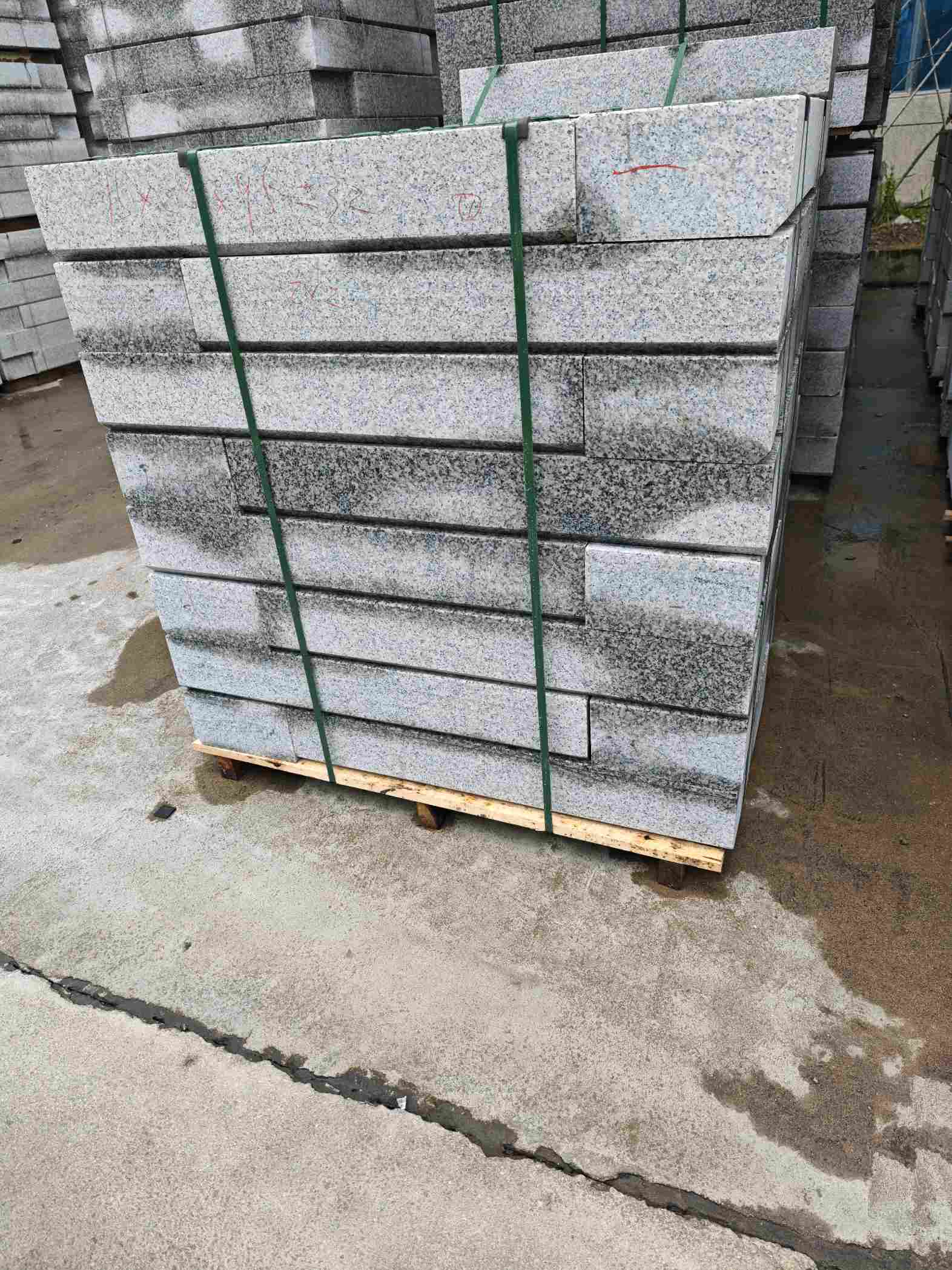 丹东芙蓉白路牙石，马路牙子