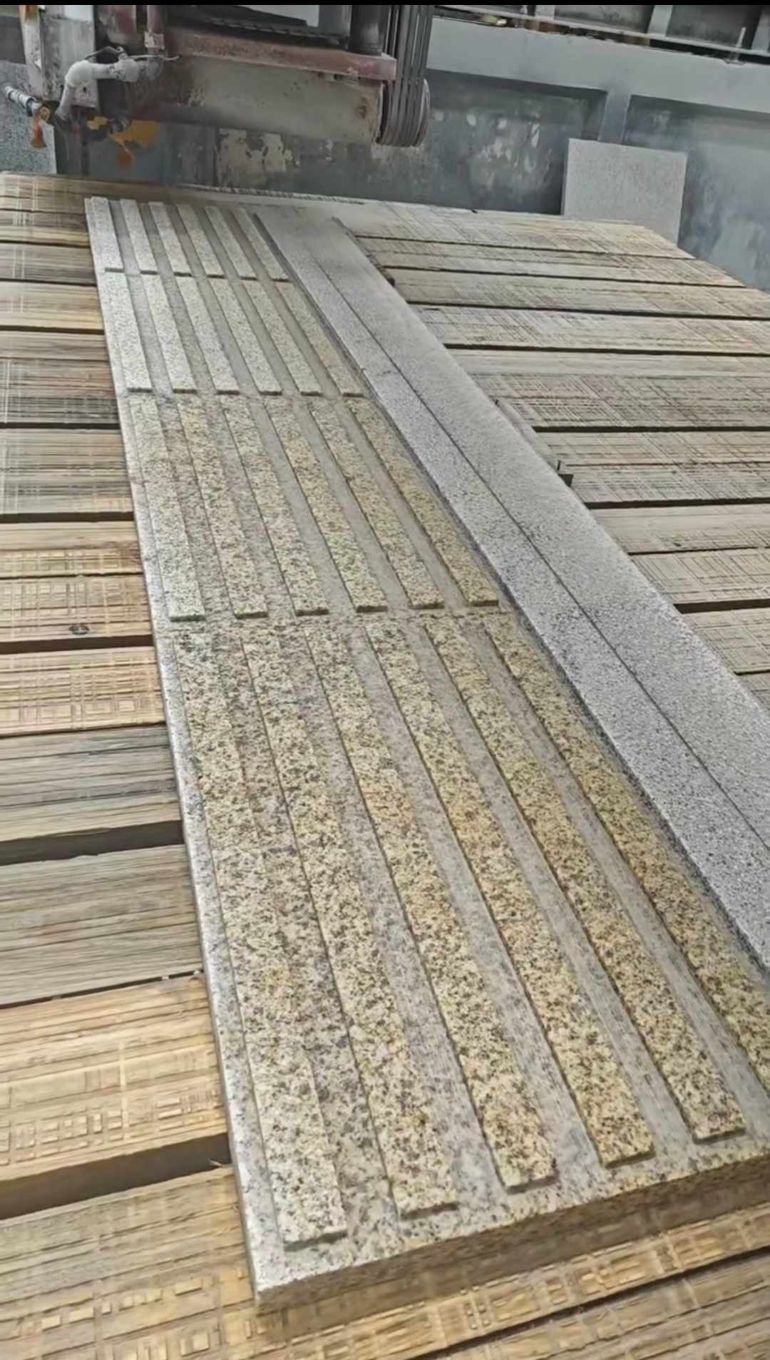 丹东黄金麻盲道石 盲条